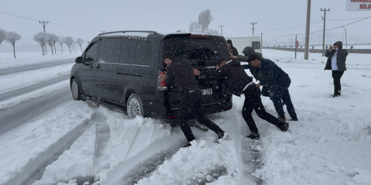 Tatvan’da kar yağışı olumsuz etkiledi