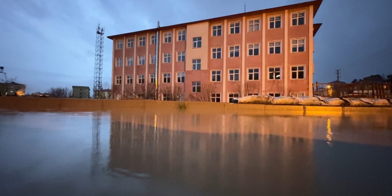 Yüksekova’da okul bahçesi su altında kaldı