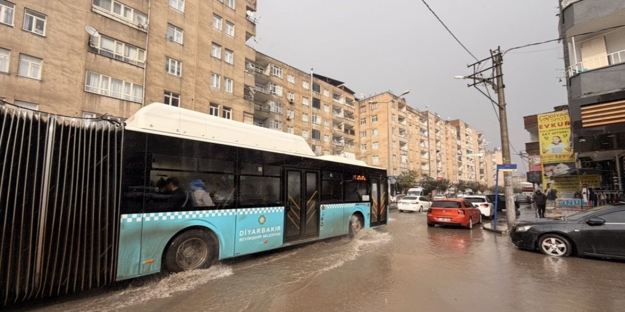 Diyarbakır’da sağanak yağış etkili oldu