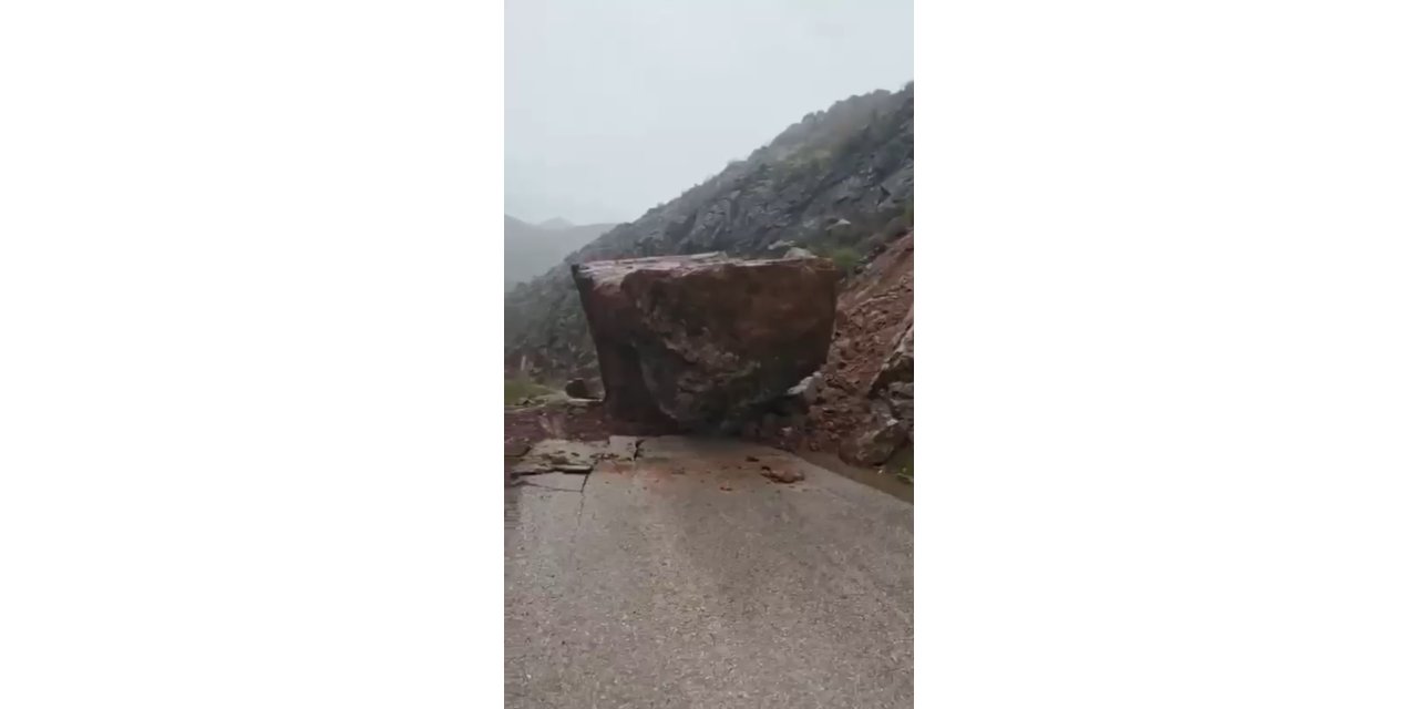 Dev kaya parçası yolu ulaşıma kapattı