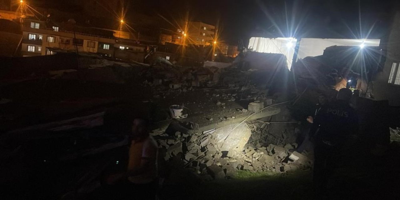 Sağanak yağıştan metruk bina çöktü