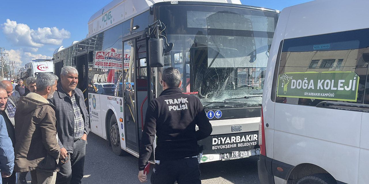 Diyarbakır'da belediye otobüsü ile öğrenci servisi çarpıştı: 3 yaralı