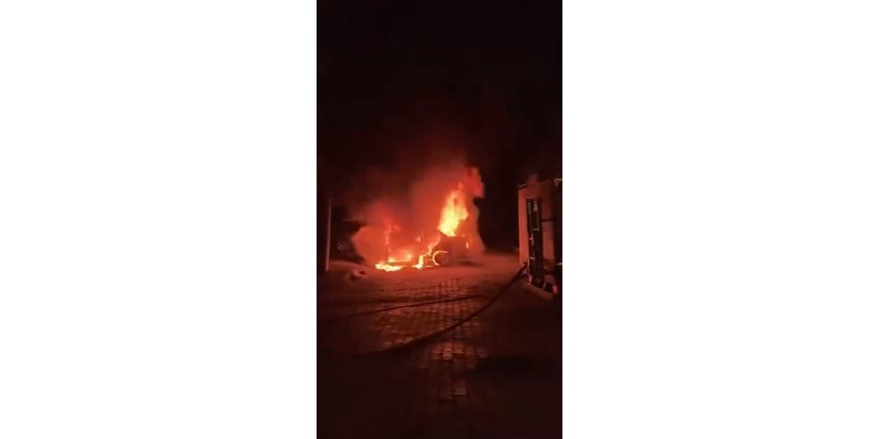 Park halindeki otomobil alev aldı