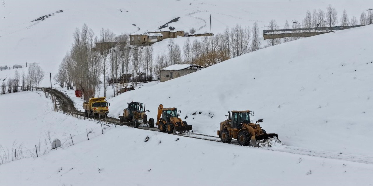 Van'da karla mücadele çalışması devam ediyor