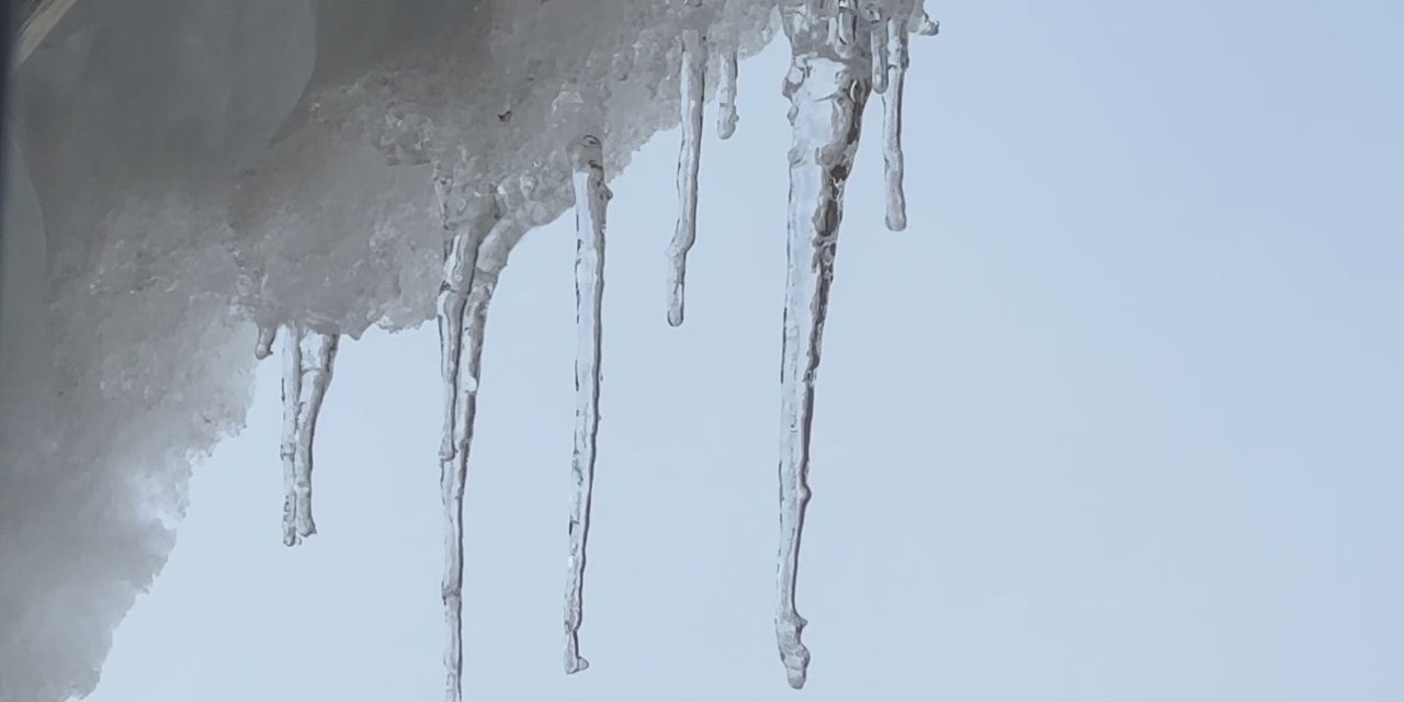 Yüksekova'da araçlar ve çatılar buz tuttu