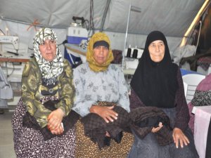 Çadır kentteki yaşlı bayanlara kumaş yardımı