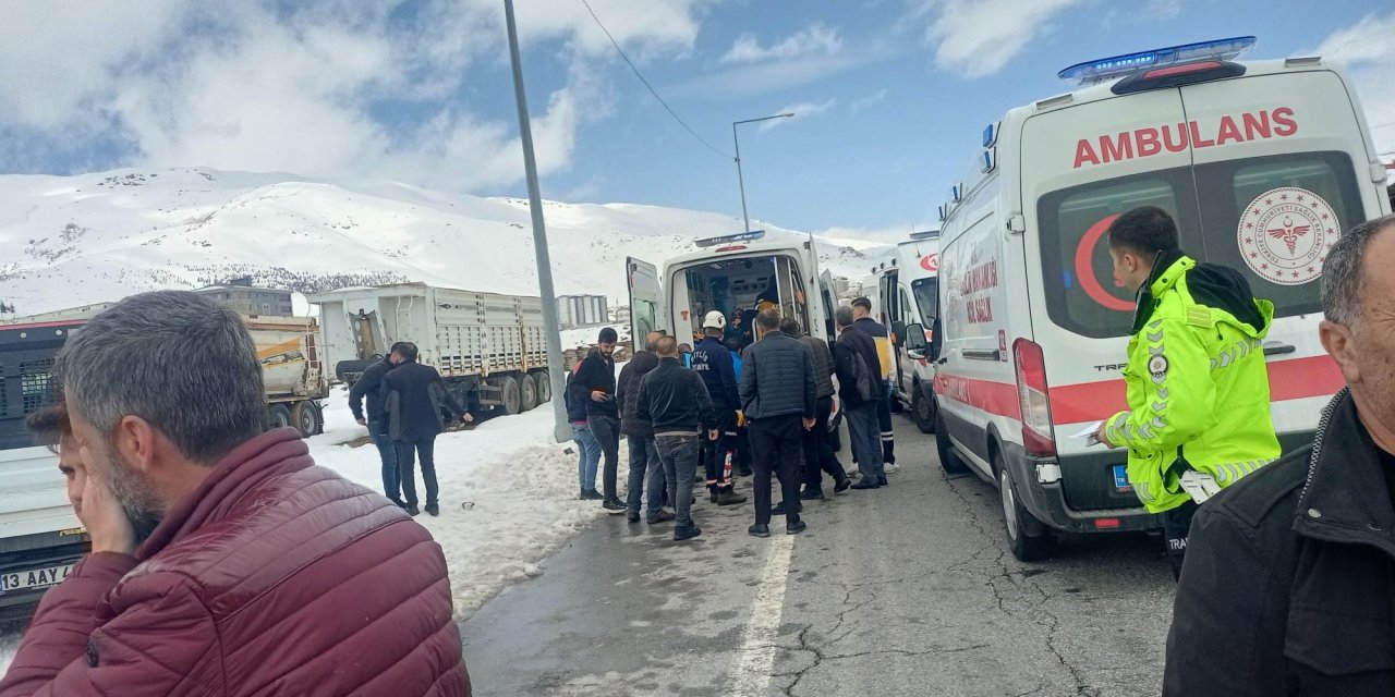 Bitlis’te trafik kazası: 12 yaralı