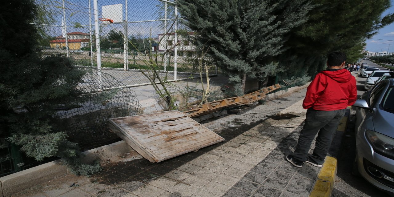 Diyarbakır'da kaldırımda yürüyenlere araba çarptı