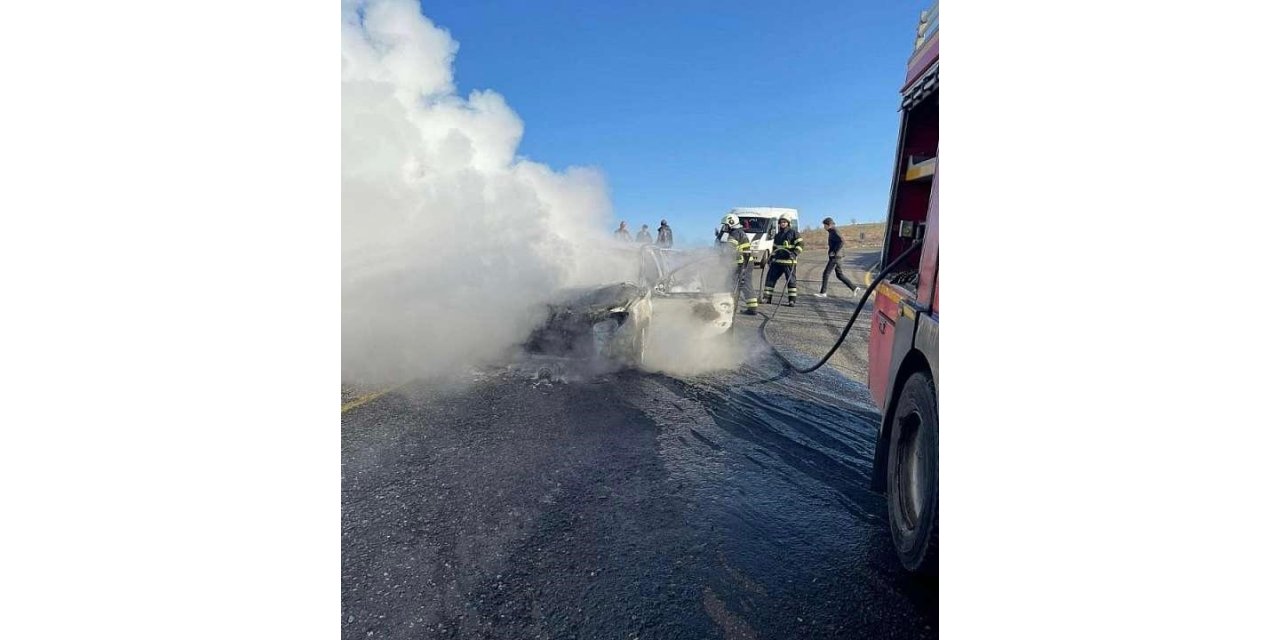 Siirt’te otomobil alev aldı, son anda kurtuldular