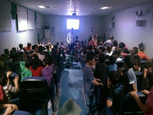 Kobanili çocuklar psikolojik destek için sinemaya götürüldü