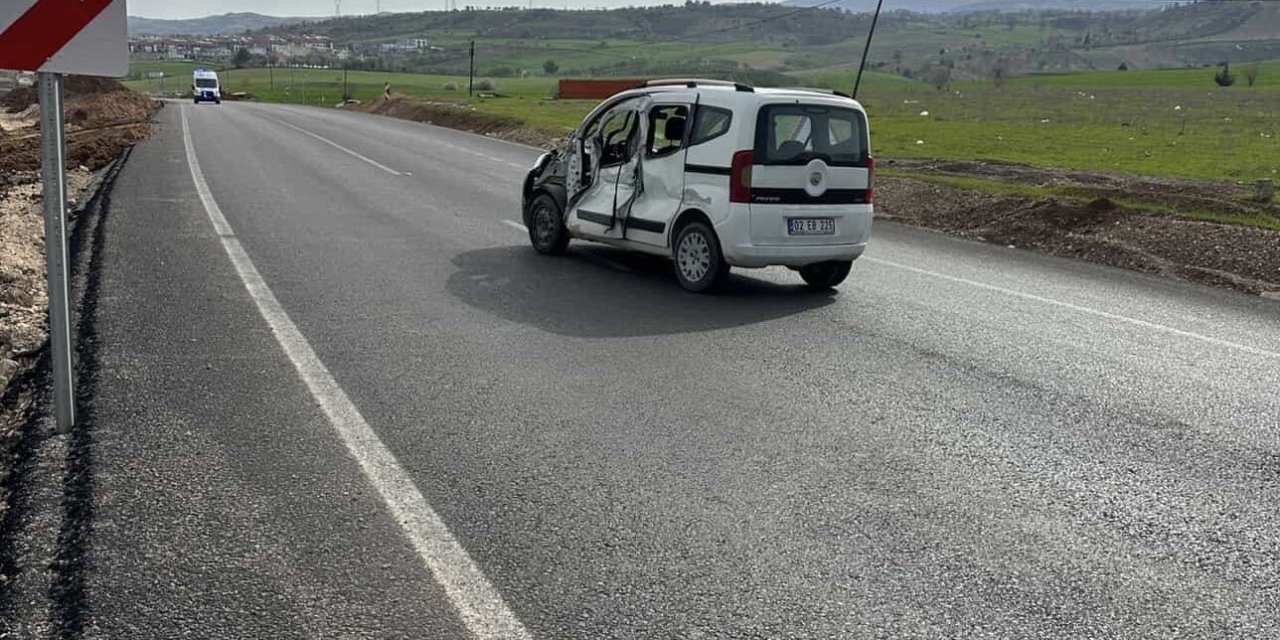 Adıyaman’da kamyonet karşı şeride geçti: 1 yaralı