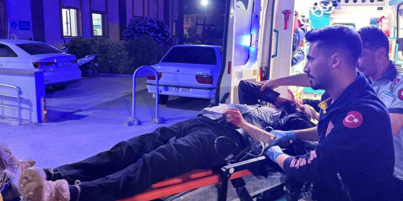 Motosiklet ile kamyonet çarpıştı: 1 ağır yaralı