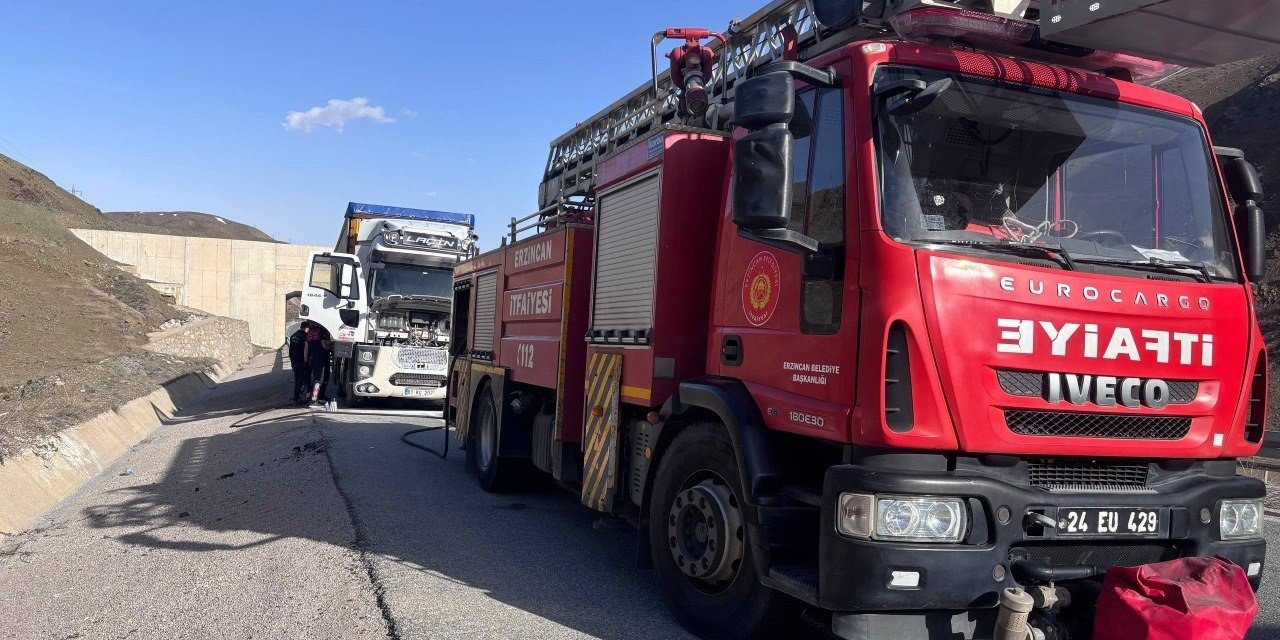 Seyir halindeki tırda alev aldı