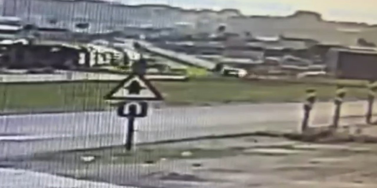 Ani dönüş yapan motosikletliye otomobil çarptı