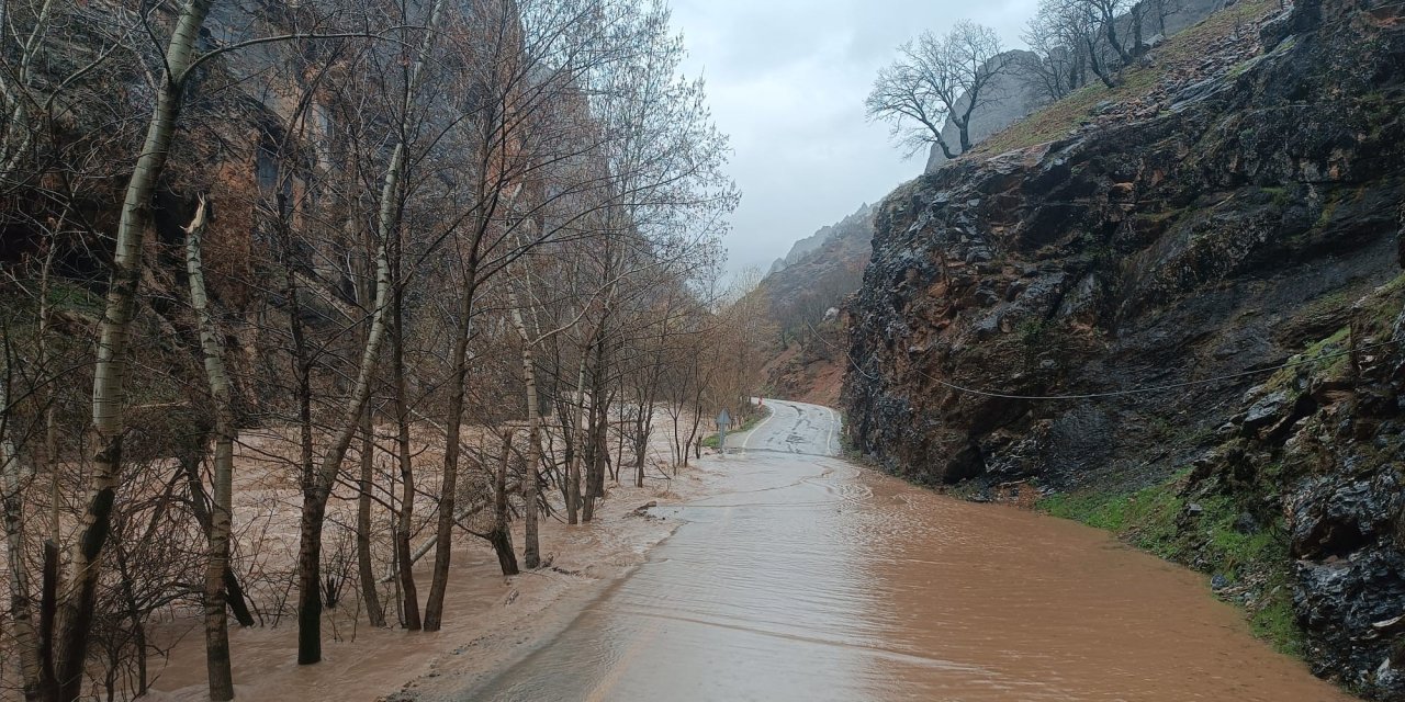 Munzur Nehri taştı, yol kapandı