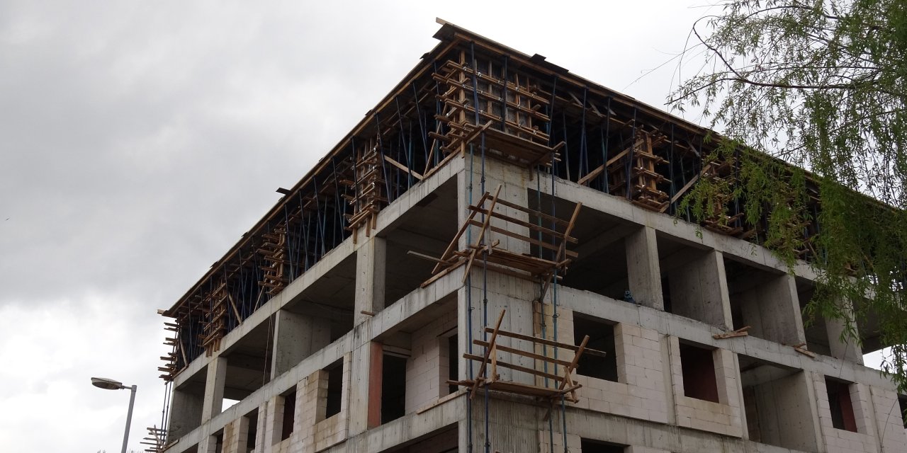 Parasını alamayan işçi inşaata çıktı