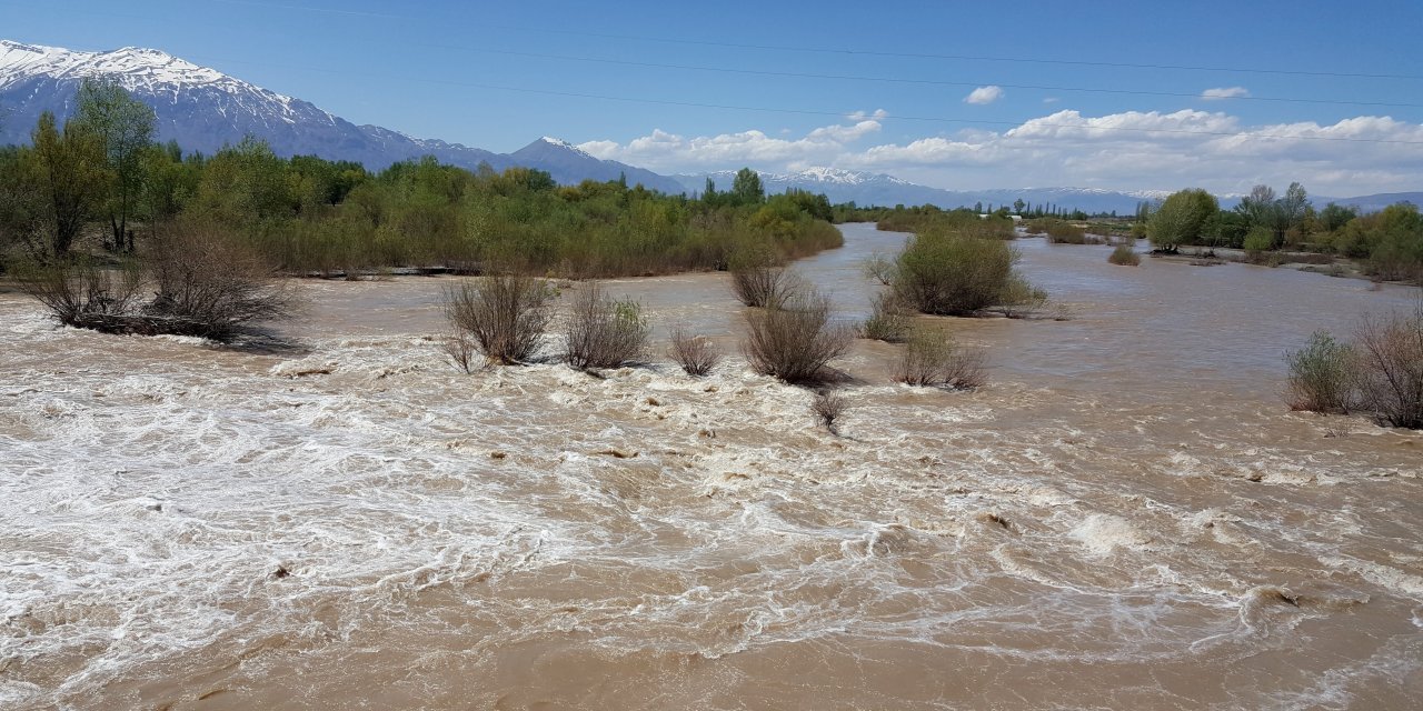 Doğu’da kar suları nehirleri coşturdu