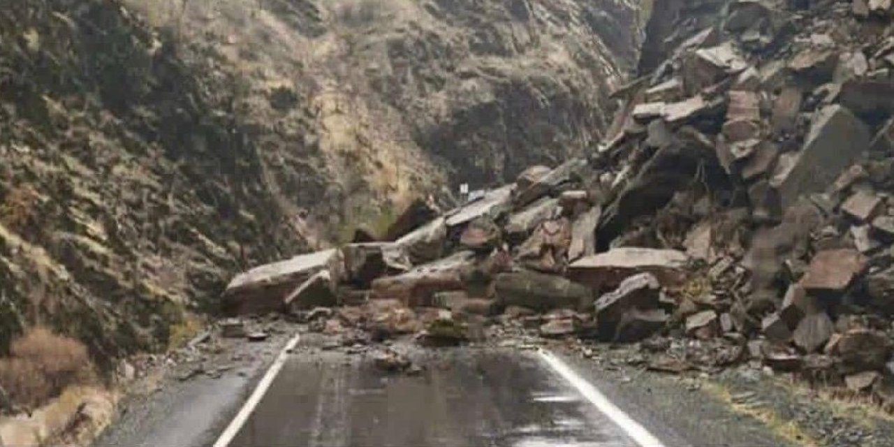 Şırnak’ta heyelan alarmı: Beytüşşebap yolu kapandı