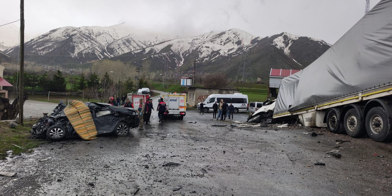 Tırla otomobil çarpıştı: 2 ölü, 1 yaralı