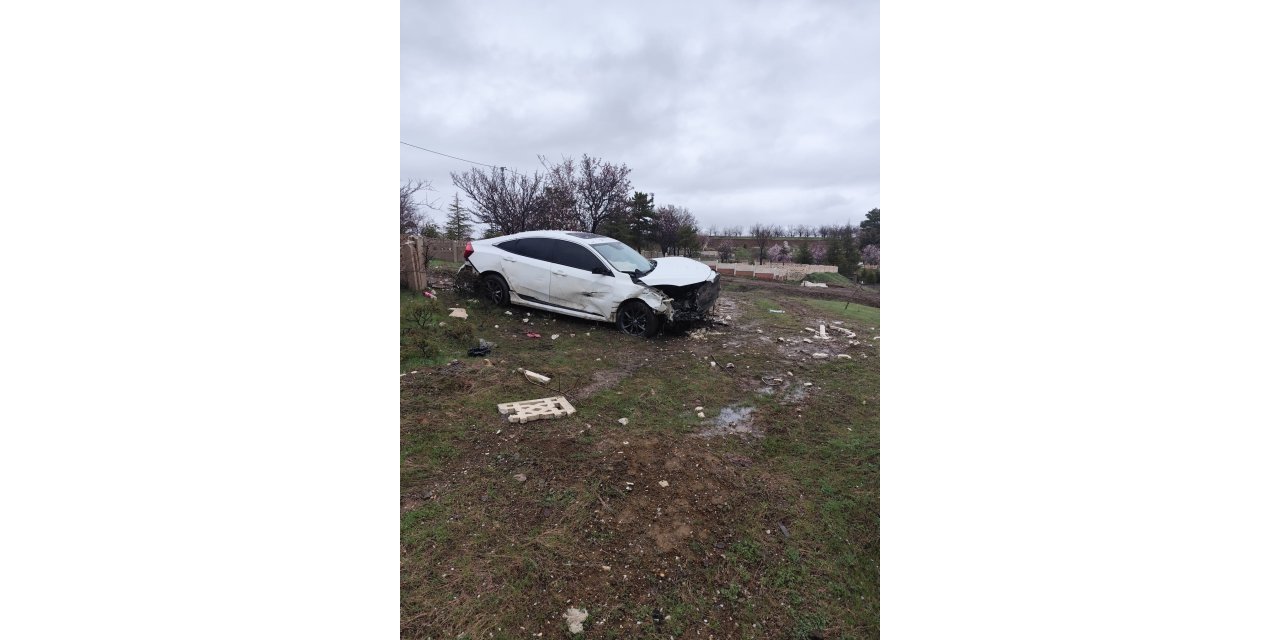 Elazığ’da otomobil mezarlığa girdi: 2 yaralı