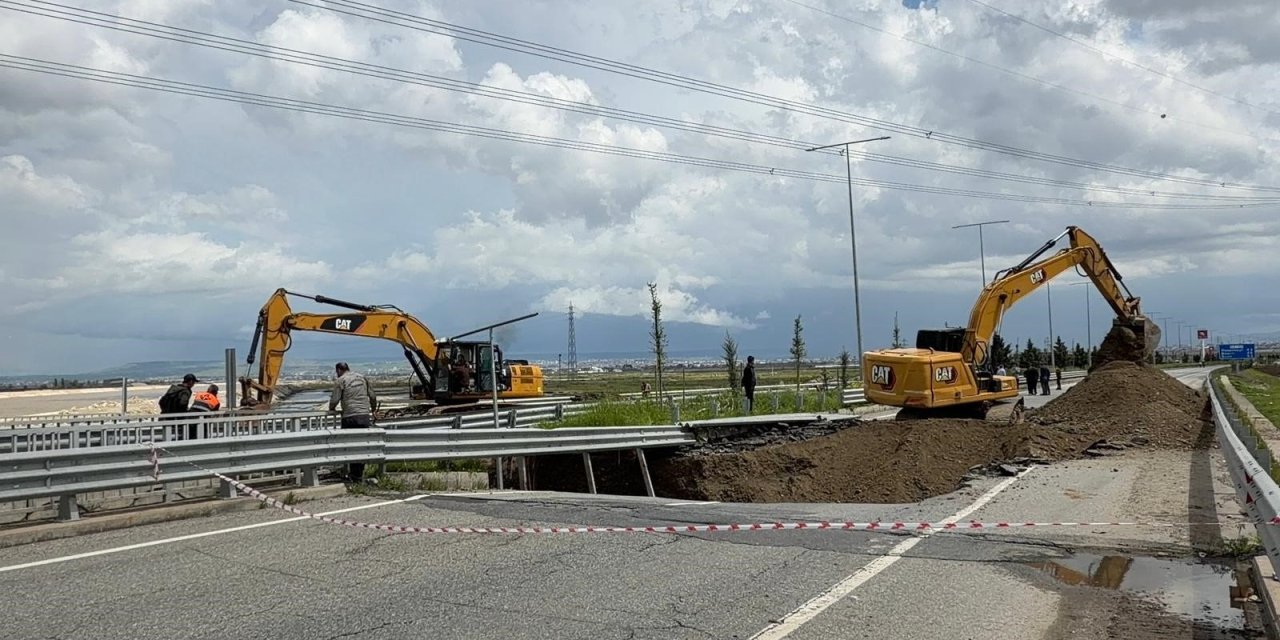Batman’da sağanak yağış sonrası yol çöktü