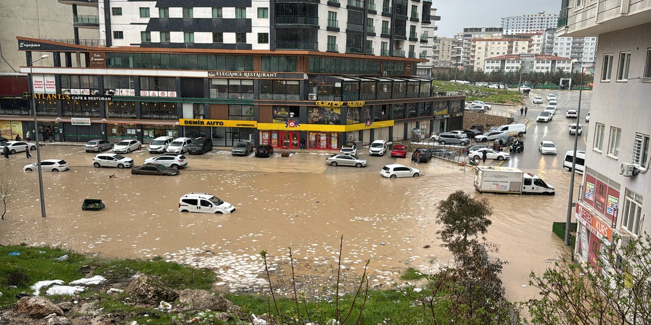 Mardin'de yağış: Ev ve işyerlerini su bastı