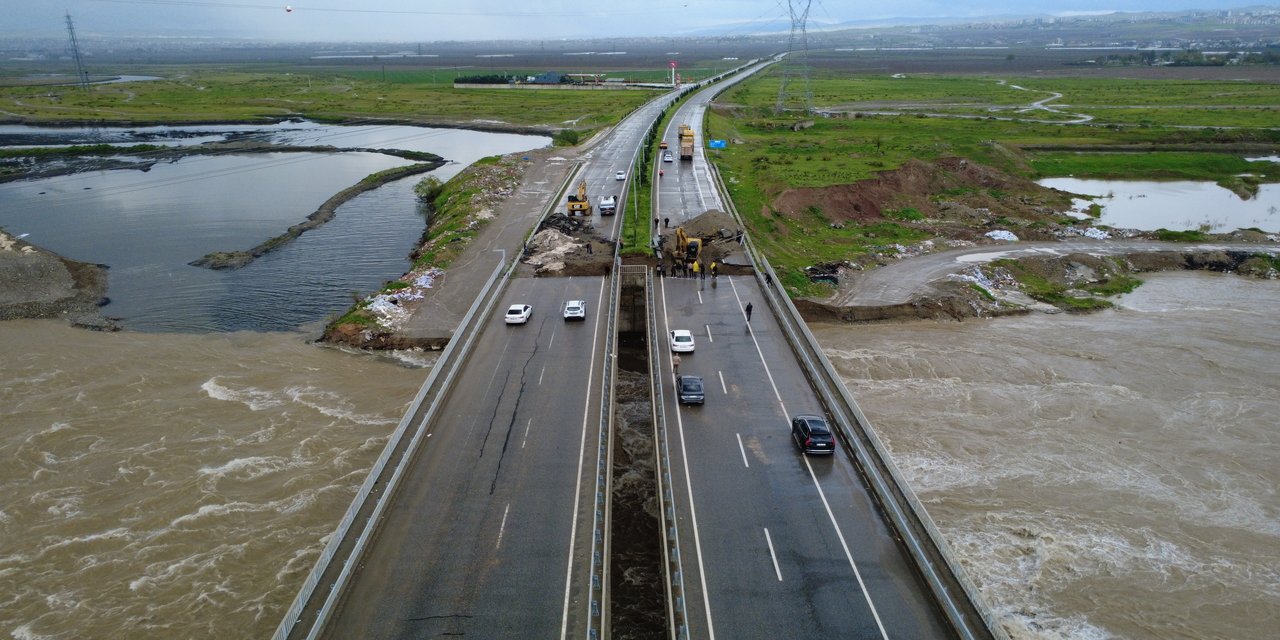 Batman'da sağanak yağış: Yol çöktü