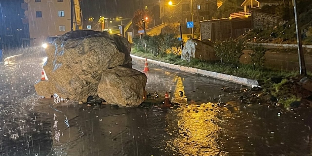 Hakkari’de yola dev kaya parçaları düştü