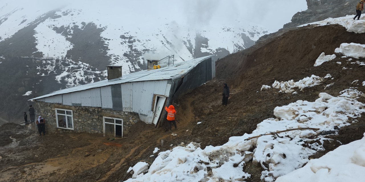 Van’da heyelan bir eve zarar verdi