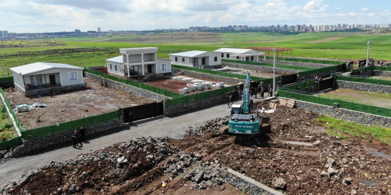 Diyarbakır’da kaçak yapılar bir bir yıkıldı