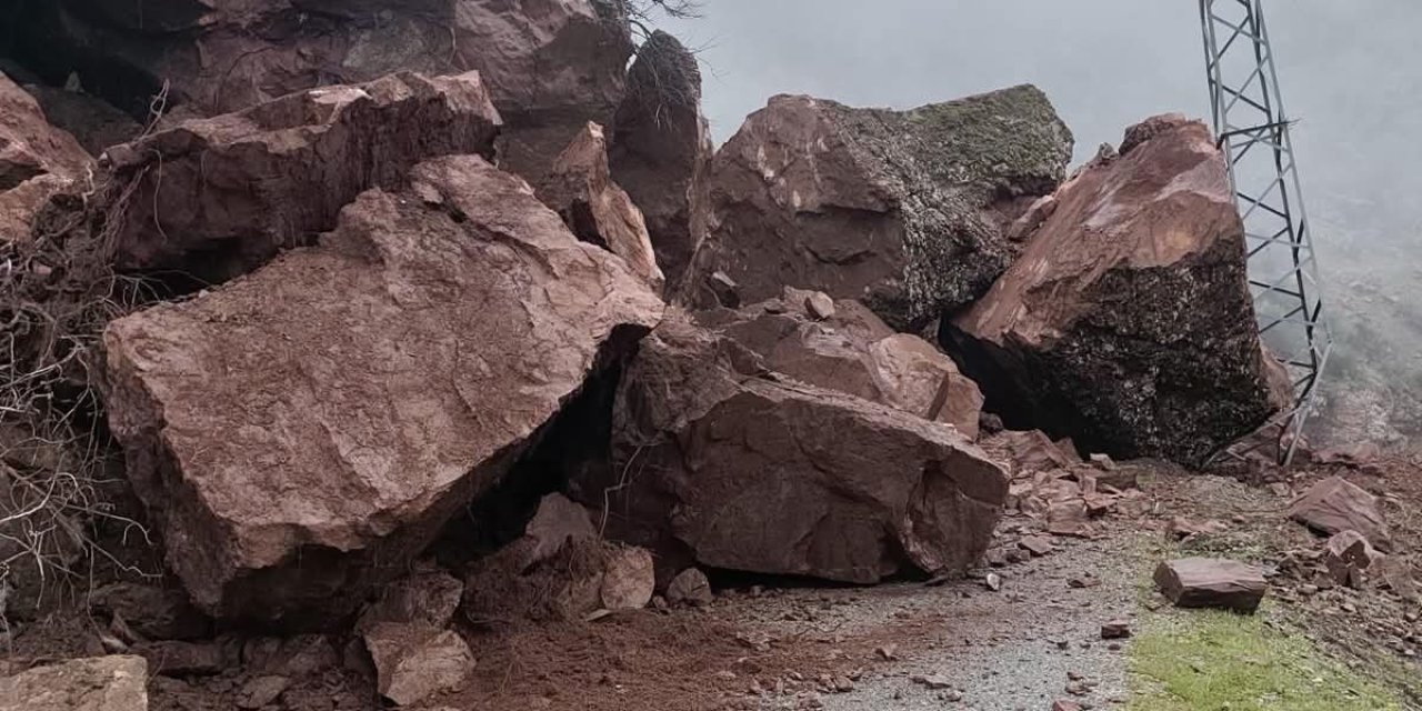 Batman’da heyelan köy yollarını kapattı