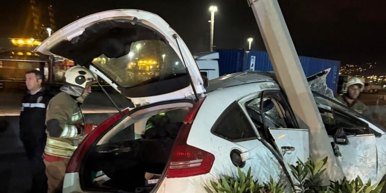 Seyir halindeki otomobil direğe çarptı