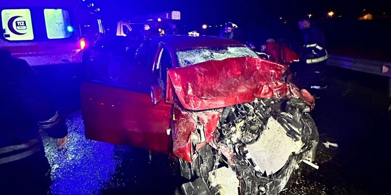 Otomobil ile kamyonet çarpıştı: 3 yaralı