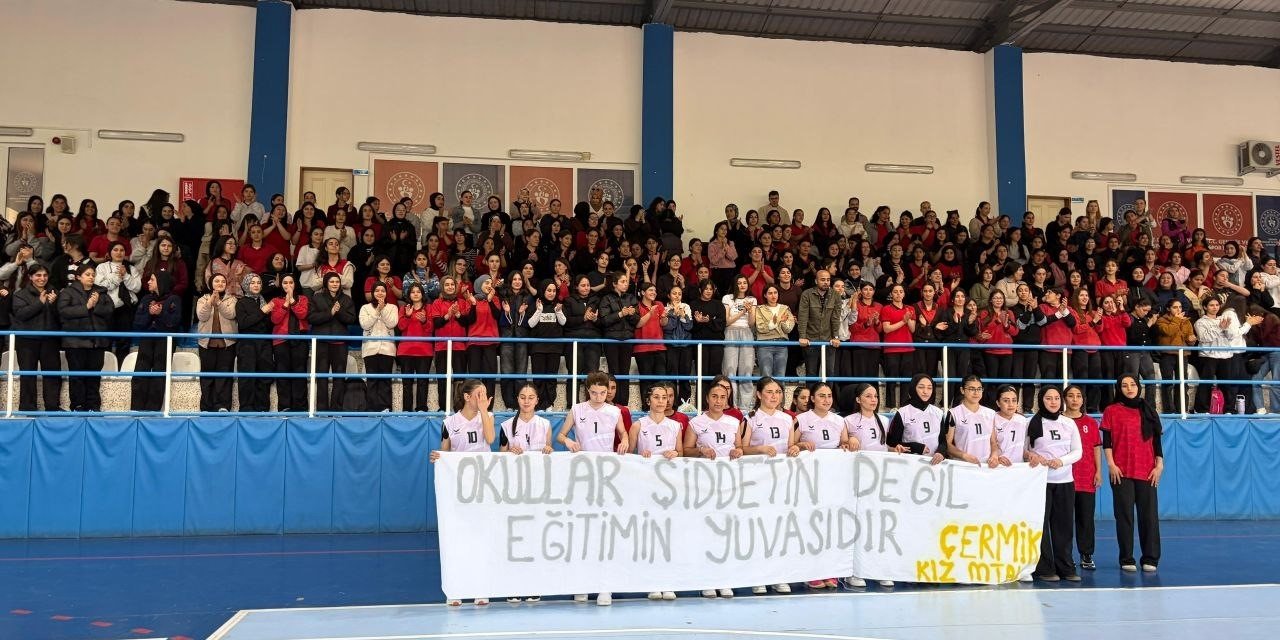 Diyarbakır'da öğrencilerden şiddete karşı pankart