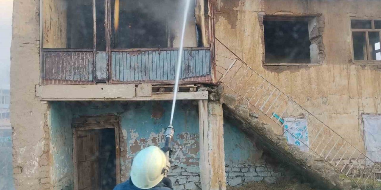 Van’da metruk binada yangın