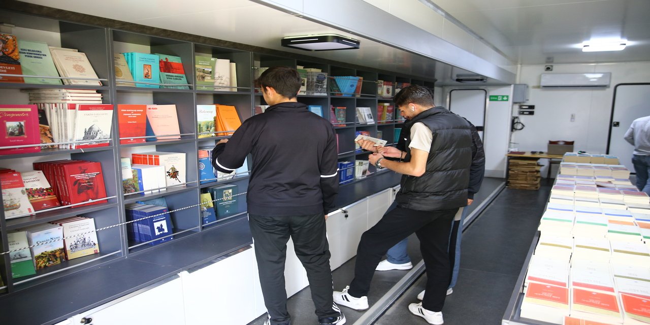 ‘Mobil kitap satış tırı’ Diyarbakır'a geldi