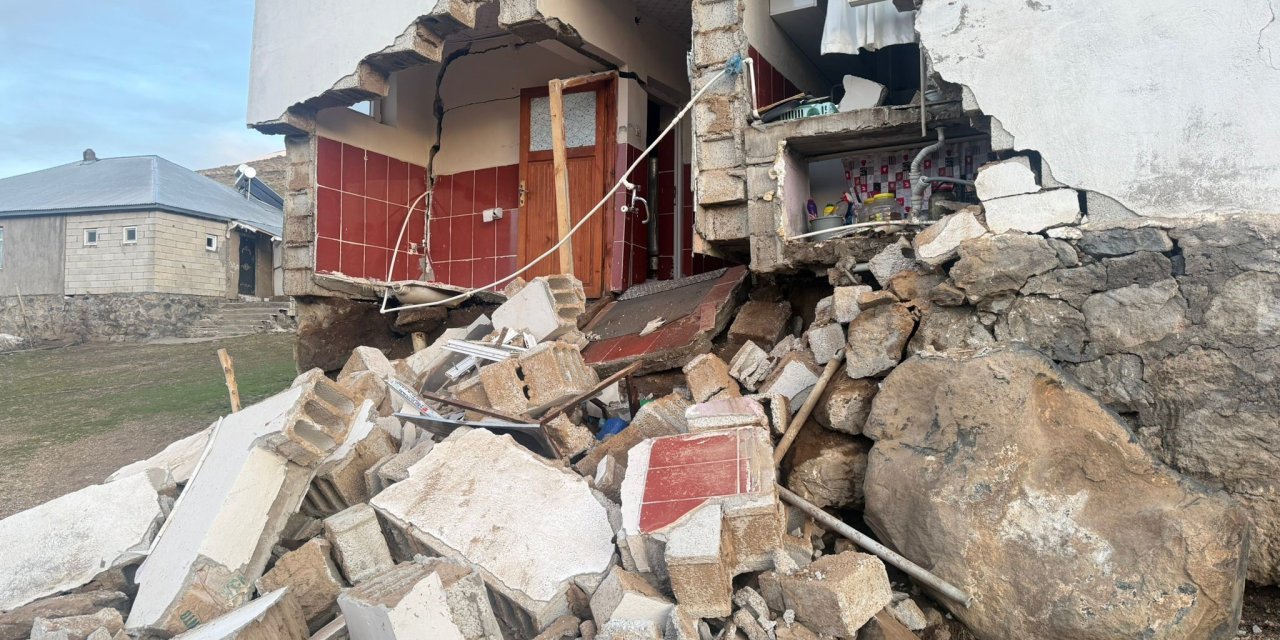 Ağrı’daki depremde bazı yapılarda hasar