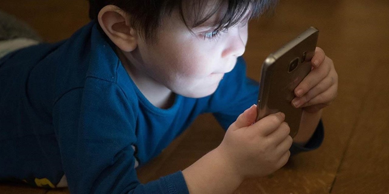 Uzmanlardan kritik uyarı: Ekran kullanımı çocukların iskelet sağlığını tehdit ediyor