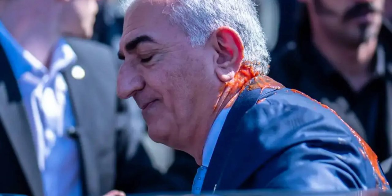 İran Şahı'nın oğluna domates sosu atıldı
