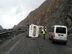 Hakkari'de yola düşen kayaların çarptığı midibüs devrildi: 3 yaralı
