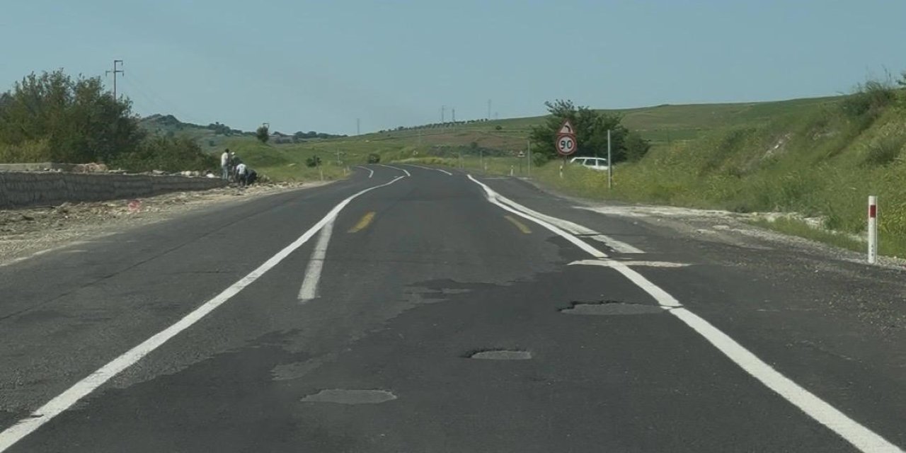 Çermik-Ergani yolunda çukur tehlikesi