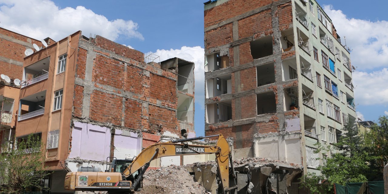 Diyarbakır'daki yıkımda sağlam bina da hasar aldı