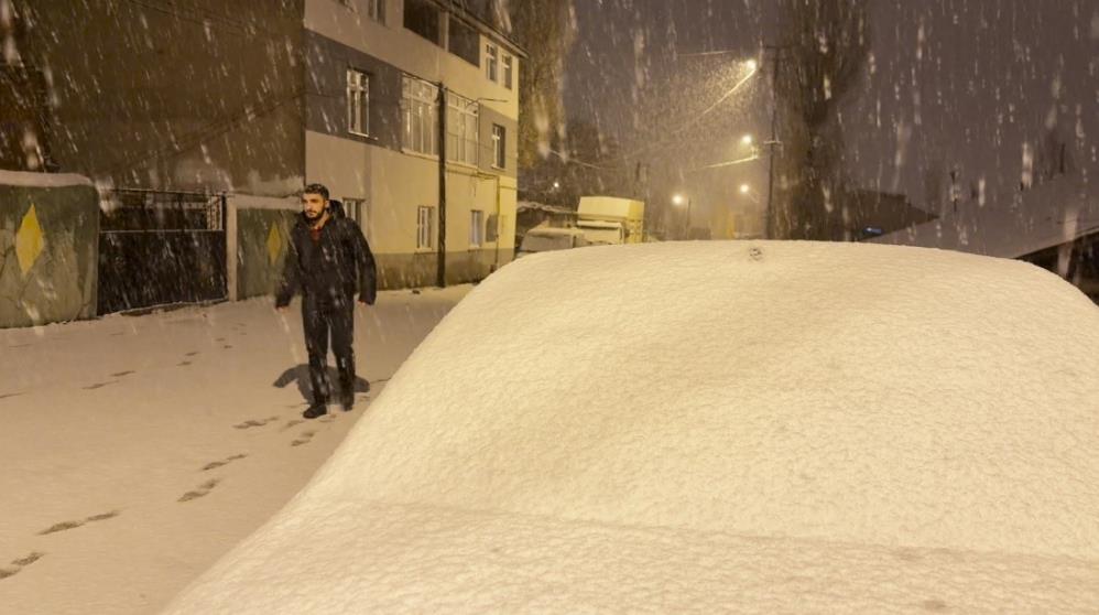 Sarıkamış'a kış geri döndü: Kar kalınlığı 15 santimetreyi aştı