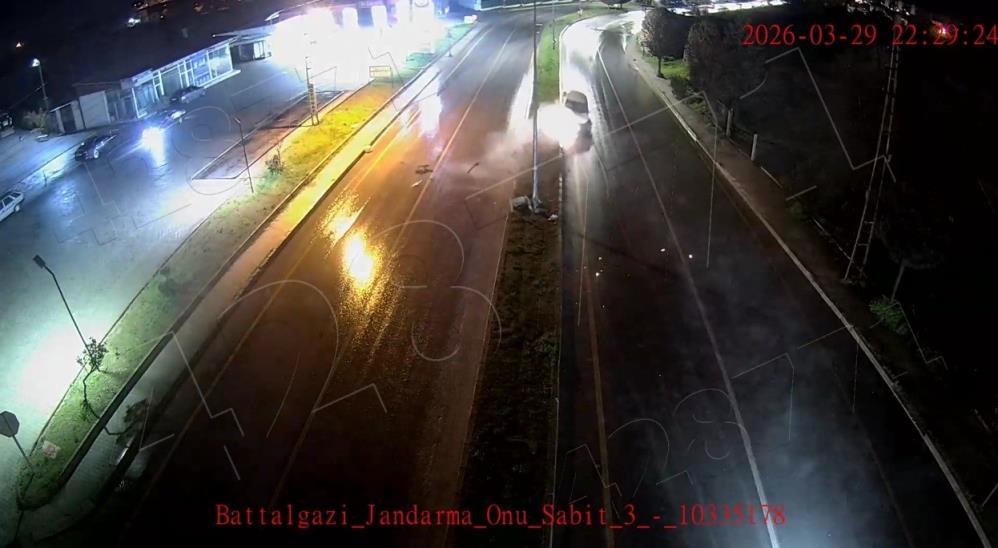 Kontrolden çıkan araç refüje çarptı