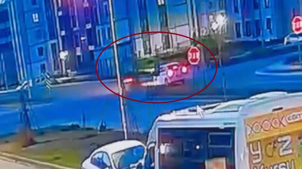 Diyarbakır’da trafik kazası: Sürücü yola savruldu