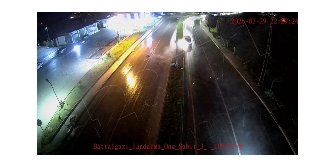 Kontrolden çıkan araç refüje çarptı