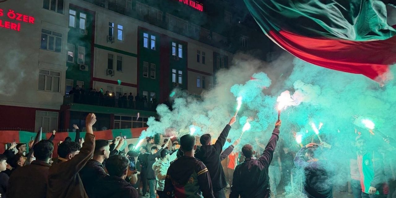 Amedspor Tesislerinde şampiyonluk ateşini taraftarı yaktı