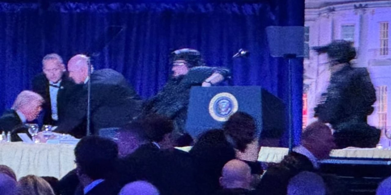 ABD'deki yemekte büyük panik!  Trump salondan çıkarıldı