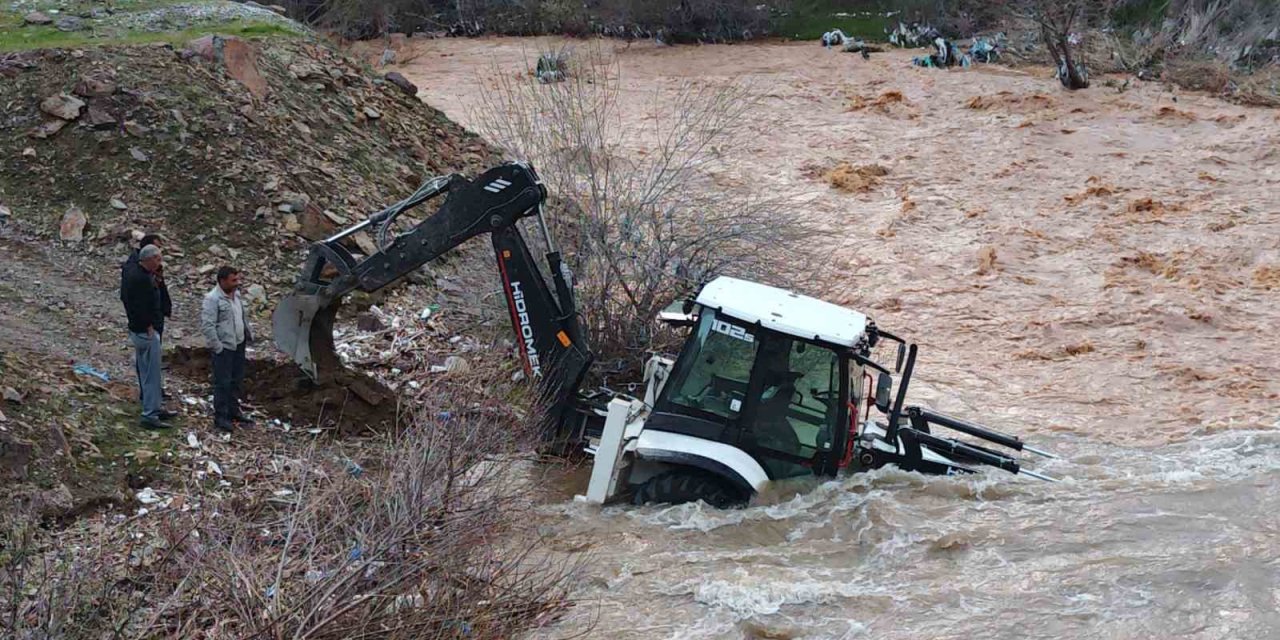 Akıntıya kapılan iş makinesi kurtarıldı