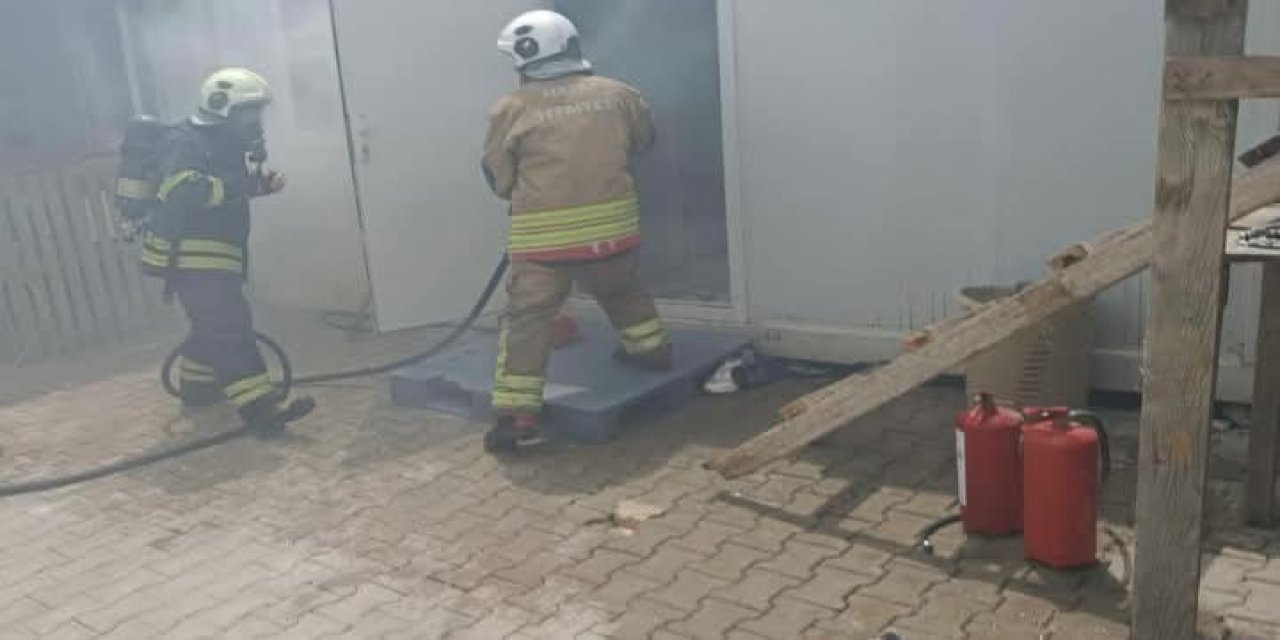 Depremzedelerin kaldığı konteyner yandı